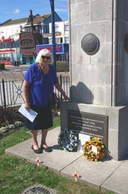 Patsy Taylor Laying a wreath